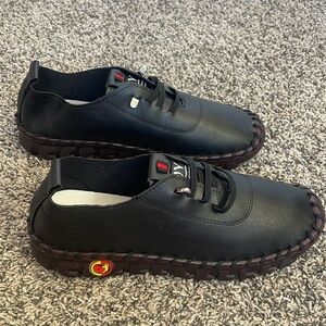 NWT shoes soft sole black stretchy laces bling tip size 42 (mens 9 or womens 10)